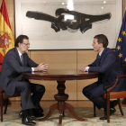 El presidente del Gobierno en funciones, Mariano Rajoy (i), y el líder de Ciudadanos, Albert Rivera, durante la entrevista que mantuvieron hoy en el Congreso de los Diputados en una nueva ronda de contactos.
