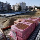 Obras en el solar donde el concejal Pedro Llamas va a levantar uno de sus negocios, en los que que hizo sin licencia cimentación, la solera y el saneamiento aunque él dijo que eran sólo "obras previas"