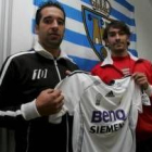 Jotha y Robles sostienen una camiseta madridista bajo la bandera de la Deportiva, ayer en El Toralín