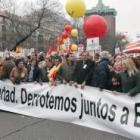 Miembros del Foro de Ermua y familiares de víctimas, tras la pancarta que encabezó el acto