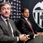 El consejero del Valencia, Anil Murthy,d., junto al director deportivo del club, Jesús García Pitarch