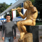 Amancio González, con su ‘Musician’ en la ciudad de Izmir.