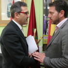 Adolfo Canedo, el nuevo alcalde del PP de Cacabelos en junio pasado, recibiendo el bastón del ex regidor socialista, José Manuel Sánchez.