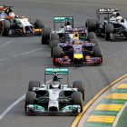 El piloto alemán Nico Rosberg (Mercedes) lidera la carrera en el Albert Park de Melbourne.