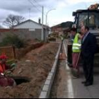 El alcalde del municipio, Genaro Martínez, supervisa las obras