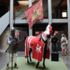 Caballo y armadura que el público puede coger.