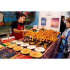 Uno de los 34 puestos de la Feria del Dulce, que permanecerá abierta hasta última hora de la jornada de hoy. MARCIANO PÉREZ