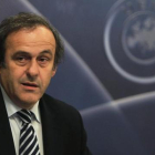 Michel Platini observa atentamente durante un congreso organizado por la UEFA.
