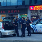 Agentes de la Policía Local junto al vehículo requisado.