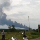 Imagen capturada de un vídeo, de Euromadian PR, en el que se ve una columna de humo procedente del avión de Malaysian Airlines.