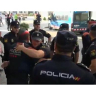 Los Mossos han despedido esta mañana con abrazos a los policías alojados en Pineda del Mar.