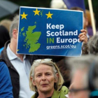 Una mujer sostiene una pancarta a favor de la permanencia de Escocia en la UE, ayer en Edimburgo.