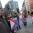 Manifestantes en la plaza de Lazúrtegui de Ponferrada en defensa de las torres y chimeneas de la central térmica de Cubillos del Sil. ANA F. BARREDO