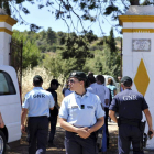 Policías portugueses vigilan la entrada del terreno.