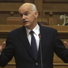 Papandréu se dirige a los parlamentarios del Pasok, en el Parlamento griego.