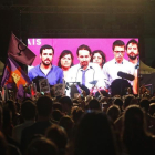Simpatizantes de Unidos Podemos escuchan las declaraciones de su líder Pablo Iglesias durante su comparecencia ante la prensa tras conocer los resultados de las elecciones generales.