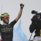 El ciclista británico Simon Yates celebra su triunfo en la cima del Prat d’Albis. GUILLAUME HORCAJUELO