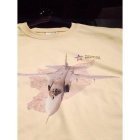 Camiseta con un avión de ataque ruso, uno de los modelos enviados por Putin a Siria.