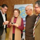 Tascón entregó el premio a Elpidia Cordero, junto al presidente de la asociación y Eduardo Fernández