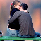 Una pareja en un banco de un parque en Budapest (Hungría) en otoño.