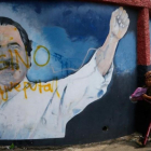 Dos personas pasan junto a un mural de Daniel Ortega en Managua