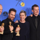 Martin McDonagh, Sam Rockwell, Frances McDormand, Graham Broadbent y Peter Czernin posan con los Globos de Oro obtenidos por Tres anuncios en las afueras.
