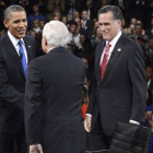 Obama y Romney, junto al moderador del debate.