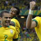 Alves, con Neymar, en uno de sus últimos partidos con Brasil.