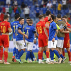 Italianos y galeses celebran su clasificación para octavos de final de la Eurocopa. RICCARDO ANTIMIANI