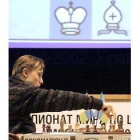 Ponomariov realiza un movimiento en una partida con Ivanchuk en un campeonato celebrado en Moscú