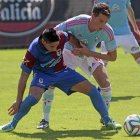 Javi Rey, a la derecha, pelea por el balón frente a un rival. DL