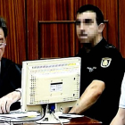 Fotografía tomada del monitor de la sala de prensa de la Audiencia Provincial de Córdoba del juicio que se celebra contra José Bretón (d) por el asesinato de sus dos hijos y el abogado de éste, José María Sánchez de Puerta.