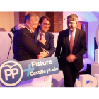 Silván, Fernández Mañueco y Martínez Majo, ayer en el acto del PP en Botines. JESÚS FERNÁNDEZ SALVADORES