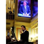 Rajoy habla con la imagen de Zapatero en la pantalla