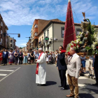 Los quintos procesionaron al santo, con el pendón. DL