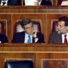 Los populares Eduardo Zaplana, Ángel Acebes y Mariano Rajoy, ayer, en el Congreso