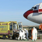 Fotografía facilitada por el Ministerio de Defensa de la llegada esta mañana del religioso Miguel Pajares, el primer español contagiado de ébola.