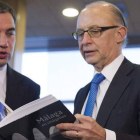 El presidente de la Diputación de Málaga conversa con el ministro de Hacienda.