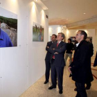 Fernández de Santiago en la apertura de la exposición Paisanos.