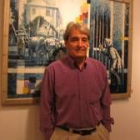 Benito Escarpizo posa ante uno de sus cuadros expuestos en la galería de arte Rama
