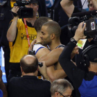 El jugador de los Warriors de Golden State Stephen Curry felicita a Tony Parker tras finalizar el último partido de la serie.