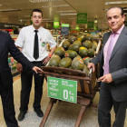 Vázquez y Lobato presentan la nueva política de precios en el supermercado de El Corte Inglés.