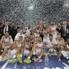 Los jugadores del Madrid celebran la Supercopa.