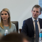 Ivanka y Eric Trump, dos de los hijos de Donald Trump, asisten a una reunión.