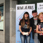 El escritor Blue Jeans junto a dos admiradoras, ayer en El Corte Inglés.