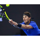 Nadal devuelve la bola al francés Lucas Pouille durante su debut en Pekín. HOW HWEE YOUNG