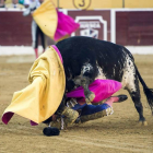 Momento en el que el cuarto toro de la tarde, de nombre 'Traidor', cornea al torero Fran Rivera durante la corrida de la Feria de San Lorenzo de Huesca,