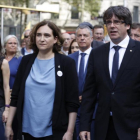 Ada Colau y Carles Puigdemont, durante la manifestación contra los atentados del pasado 27 de agosto