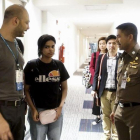 Rahaf, junto a oficiales de inmigración de la ONU en el aeropuerto de Bangkok.