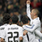 El delantero del Real Madrid celebra su gol, el único del partido, junto a sus compañeros.